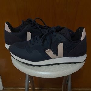 EUC Veja SDU in Navy/Pink logo. 8 Women
